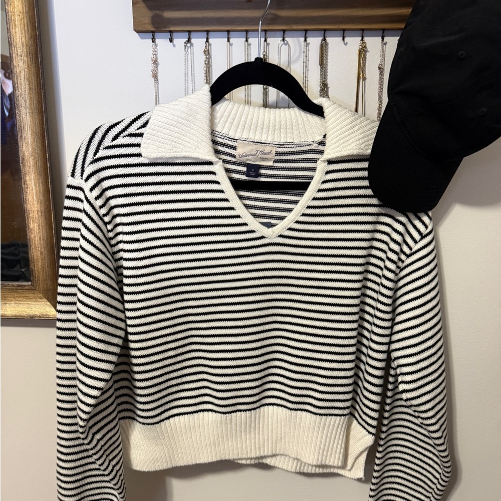 Universal Thread Black and White V-Neck Sweater